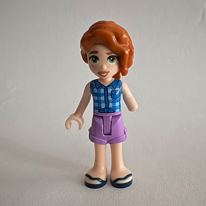 Autumn, chemise à carreaux bleu, short lavande moyen (Autumn, Blue Plaid Shirt, Medium Lavender Shorts)