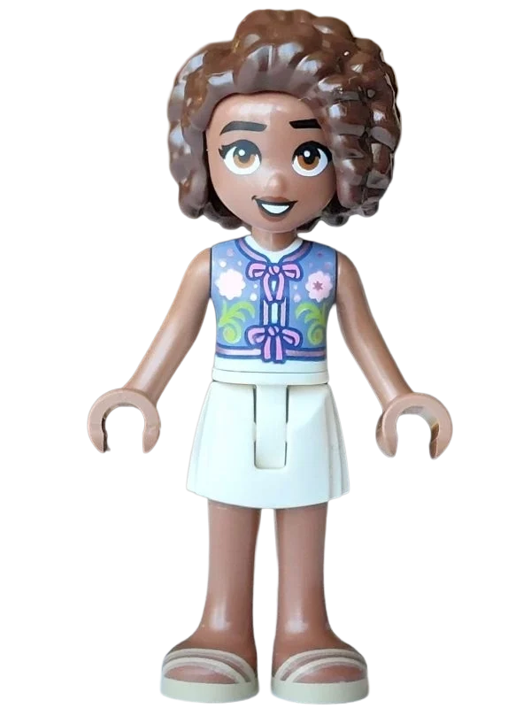 Aliya, haut bleu sable, jupe blanche (Aliya, Sand Blue Top, White Skirt)
