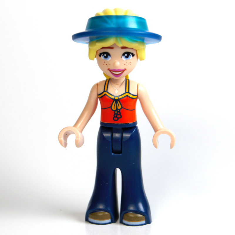Astrid, haut orange rougeâtre, pantalon bleu foncé, visière (Astrid, Reddish Orange Top, Dark Blue Pants, Visor)