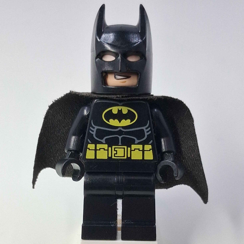 Batman, tenue noire, cape et cagoule noires, logo Batman jaune (56630 cape) (3626b tête), 55704 cagoule (Batman, Black Suit, Black Cape and Cowl, Yellow Batman Logo (56630 Cape) (3626b Head), 55704 Cowl)