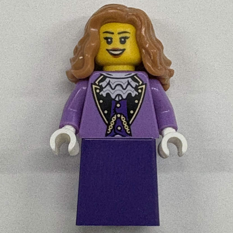 Fille de capitaine, torse lavande moyen, robe pourpre foncé, cheveux nougat moyen (Captain's Daughter, Medium Lavender Torso, Dark Purple Dress, Medium Nougat Hair)
