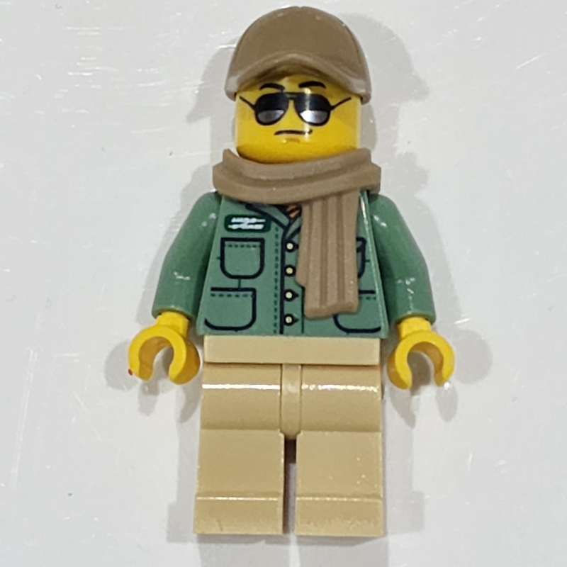 Homme, chemise vert sable, jambes beiges, casquette beige foncé et écharpe (Man, Sand Green Shirt, Tan Legs, Dark Tan Cap and Scarf)