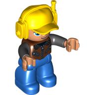 Visuel indicatif Rebrickable de Figurine Duplo avec casque et casquette jaune, avec jambes bleues, gilet marron avec fermetures à glissière sur chemise noire, yeux ovales bleus (Duplo Figure with Headset and Cap Yellow, with Blue Legs, Brown Vest with Zippers over Black Shirt, Blue Oval Eyes)