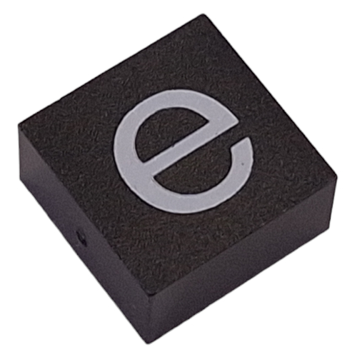 Visuel indicatif Rebrickable de Tuile Modulex 2 x 2 avec inscription 'e' blanche, sans supports internes (Modulex Tile 2 x 2 with White 'e' Print, without Internal Supports)
