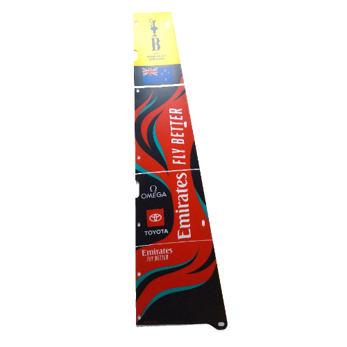 Visuel indicatif Rebrickable de Voile, triangulaire, noir avec '37th America's Cup Barcelona', 'Emirates FLY BETTER', 'OMEGA', 'TOYOTA', nouveau drapeau zélande et vagues turquoise rouge et foncé (Sail, Triangular, Black with '37th America's Cup Barcelona', 'Emirates FLY BETTER', 'OMEGA', 'TOYOTA', New Zealand Flag and Red and Dark Turquoise Waves Left Print)