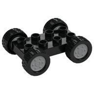 Base de voiture Duplo 2 x 4 avec essieux fixes - 27,5 pneus noirs et roues gris bleuté clair (Duplo Car Base 2 x 4 with Fixed Axles - 27.5 Black Tires and Light Bluish Gray Wheels)