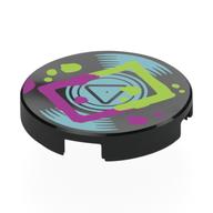 Visuel indicatif Rebrickable de Tuile ronde 2 x 2 avec disque vinyle, rainures bleu clair métallisé, centre, rectangle de vert citron/magenta, motif imprimé Splotches (Tile Round 2 x 2 with Vinyl Record, Metallic Light Blue Grooves, Center, Lime/Magenta Rectangle, Splotches Print)