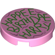 Visuel indicatif Rebrickable de Tuile ronde 2 x 2 avec motif imprimé vert 'HAPPEE BIRTHDAE HARRY' (Tile Round 2 x 2 with Green 'HAPPEE BIRTHDAE HARRY' Print)