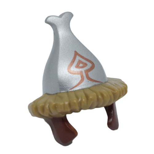Visuel indicatif Rebrickable de Casque, deux rabats latéraux, bord beige foncé et plat en queue de poisson argenté avec motif imprimé emblème (Helmet, Two Side Flaps, Dark Tan Brim and Flat Silver Fishtail Top with Emblem Print)