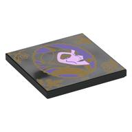 Visuel indicatif Rebrickable de Tuile 4 x 4 avec Portrait Maléfique Violet Foncé/Lavande, Bord Doré, Symboles, '1959' imprimé (Tile 4 x 4 with Dark Purple/Lavender Maleficent Portrait, Gold Border, Symbols, '1959' Print)