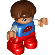 Visuel indicatif Rebrickable de Duplo figurine enfant, cheveux peignés vers l'avant avec boucle brun rougeâtre, jambes rouges, manches blanches et motif imprimé voiture rouge (Duplo Figure Child, Hair Combed Forward with Curl Reddish Brown, Red Legs, White Sleeves and Red Car Print)
