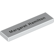 Visuel indicatif Rebrickable de Tuile 1 x 4 avec motif imprimé noir 'Margaret Hamilton' (Tile 1 x 4 with Black 'Margaret Hamilton' Print)