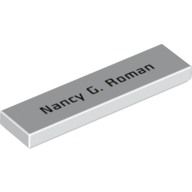 Visuel indicatif Rebrickable de Tuile 1 x 4 avec motif imprimé noir 'Nancy G. Roman' (Tile 1 x 4 with Black 'Nancy G. Roman' Print)