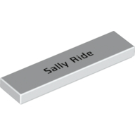 Visuel indicatif Rebrickable de Tuile 1 x 4 avec motif imprimé noir 'Sally Ride' (Tile 1 x 4 with Black 'Sally Ride' Print)