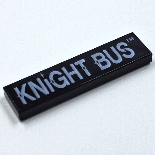 Visuel indicatif Rebrickable de Tuile 1 x 4 avec motif imprimé 'KNIGHT BUS' (Tile 1 x 4 with 'KNIGHT BUS' Print)