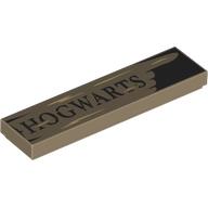 Visuel indicatif Rebrickable de Tuile 1 x 4 avec signe en bois, doigt pointant, motif imprimé brun foncé 'HOGWARTS' (Tile 1 x 4 with Wooden Sign, Pointing Finger, Dark Brown 'HOGWARTS' Print)