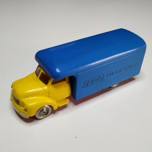 Visuel indicatif Rebrickable de HO Scale Bedford Moving Van - Indicateurs avant - LEGO en bleu, transport en or (HO Scale Bedford Moving Van - Front Indicators - LEGO in Blue, Transport in Gold)