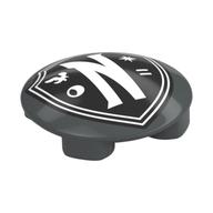 Visuel indicatif Rebrickable de Plaque ronde 2 x 2 avec Fond arrondi avec Blanc 'N:, Corbeau, Lune, Étoile,, sur Bouclier Noir, Blanc Bordure imprimée (Plate Round 2 x 2 with Rounded Bottom with White 'N:, Raven, Moon, Star, = on Black Shield, White Border Print)