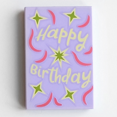 Visuel indicatif Rebrickable de Tuile 2 x 3 avec texte vert jaunâtre 'Happy Birthday', décorations rose foncé et vert citron imprimé (Tile 2 x 3 with Yellowish Green 'Happy Birthday' Text, Dark Pink and Lime Decorations Print)