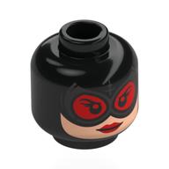 Tête de minifigurine Catwoman, Visage de nougat clair, Lunettes argentées avec lunettes rouges, Lèvres rouges, Pointes sur le dos (Minifig Head Catwoman, Light Nougat Face, Silver Goggles with Red Glasses, Red Lips, Stitches on Back)