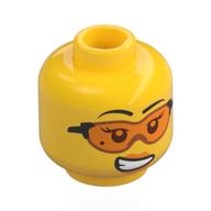 Tête de minifigurine Jenny Brickle, sourcils noirs, grain de beauté, lèvres orange, Lunettes de sécurité, Sourire / Tache gris bleuté foncé, Surprise (Minifig Head Jenny Brickle, Black Eyebrows, Beauty Mark, Orange Lips, Safety Glasses, Smile / Dark Bluish Grey Stain, Surprise)