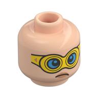 Trapster tête minifigurine, miroitement déséquilibré / lunettes jaunes, lunettes azur foncé (Minifig Head Trapster, Lopsided Smirk / Yellow Goggles, Dark Azure Glasses)