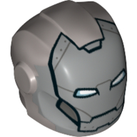 Casque avec plaques d'armure et protecteurs d'oreilles avec visage argenté, rivets, et blanc et bleu métallique yeux rectangulaire motif imprimé (Iron Man) (Helmet with Armor Plates and Ear Protectors with Silver Face, Rivets, and White and Metallic Blue Rectangular Eyes Print (Iron Man))