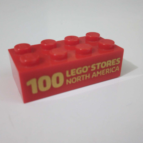 Visuel indicatif Rebrickable de Brique 2 x 4 avec motif imprimé '100 LEGO Stores North America' (Brick 2 x 4 with '100 LEGO Stores North America' Print)