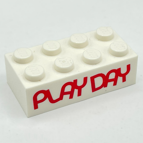 Visuel indicatif Rebrickable de Brique 2 x 4 avec motif imprimé 'PLAY DAY' (Brick 2 x 4 with 'PLAY DAY' Print)