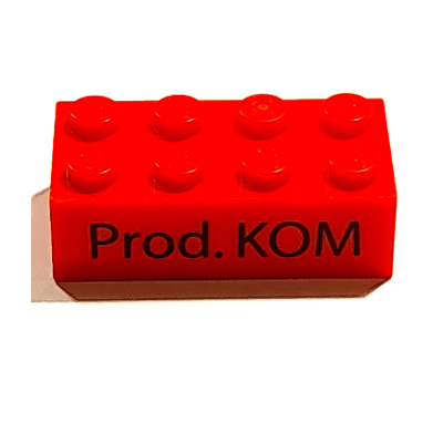 Visuel indicatif Rebrickable de Brique 2 x 4 avec motif imprimé 'I was here' / 'Prod. KOM' (Brick 2 x 4 with 'I was here' / 'Prod. KOM' Print)