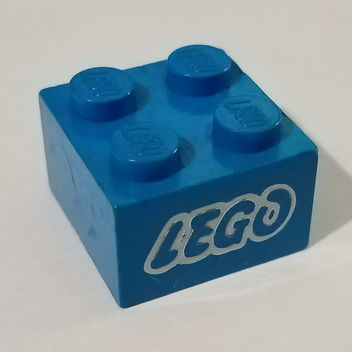 Visuel indicatif Rebrickable de Brique 2 x 2 avec logo LEGO avec motif imprimé ouvert o contour blanc (Brick 2 x 2 with LEGO Logo with Open O White Outline Print)
