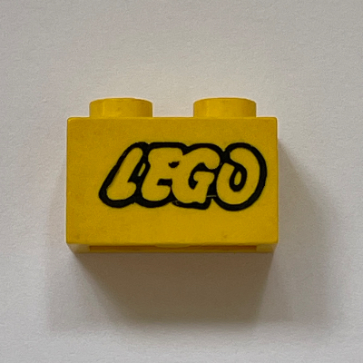 Visuel indicatif Rebrickable de Brique 1 x 2 avec logo LEGO ouvert o motif imprimé contour noir (Brick 1 x 2 with LEGO Logo Open O Black Outline Print)