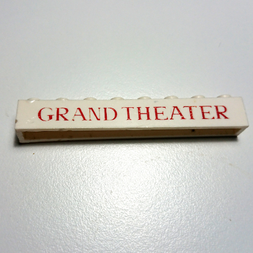 Visuel indicatif Rebrickable de Brique 1 x 8 avec 'GRAND THEATER' mince motif imprimé rouge (Brick 1 x 8 with 'GRAND THEATER' Thin Red Print)