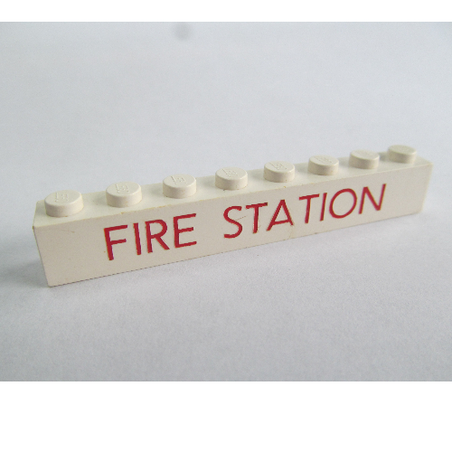 Visuel indicatif Rebrickable de Brique 1 x 8 avec motif imprimé rouge 'FIRE STATION' (Brick 1 x 8 with 'FIRE STATION' Thin Red Print)