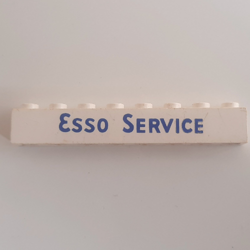 Visuel indicatif Rebrickable de Brique 1 x 8 avec motif imprimé bleu court 'ESSO SERVICE' (Brick 1 x 8 with 'ESSO SERVICE' Short Blue Print)