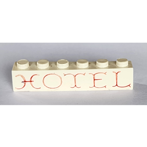 Visuel indicatif Rebrickable de Brique 1 x 6 avec motif imprimé rouge sinueux 'HOTEL' (Brick 1 x 6 with 'HOTEL' Curvy Red Print)