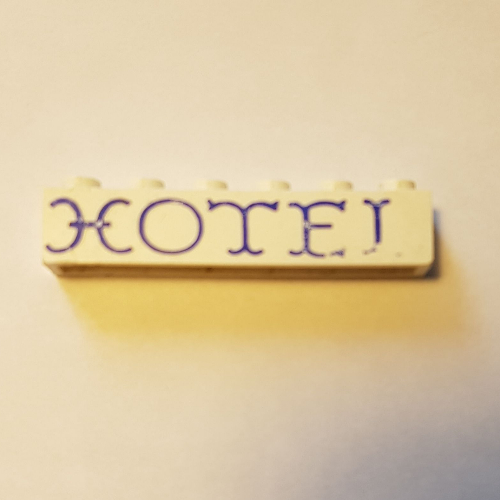 Visuel indicatif Rebrickable de Brique 1 x 6 avec motif imprimé bleu sinueux 'HOTEL' (Brick 1 x 6 with 'HOTEL' Curvy Blue Print)