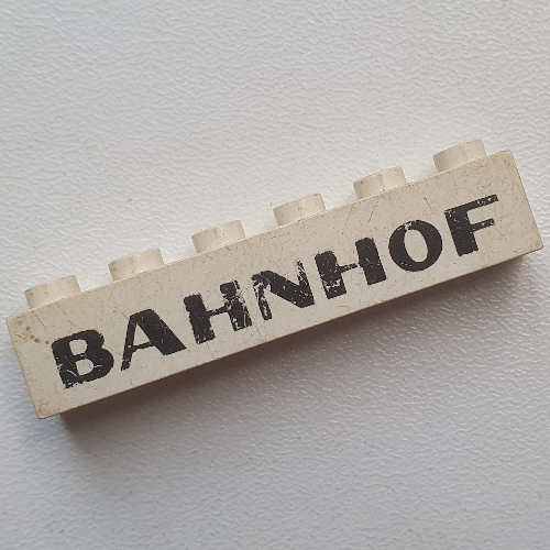 Visuel indicatif Rebrickable de Brique 1 x 6 avec motif imprimé 'BAHNHOF' Sans-Serif Noir (Brick 1 x 6 with 'BAHNHOF' Sans-Serif Black Print)