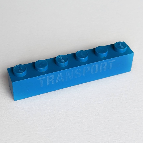 Visuel indicatif Rebrickable de Brique 1 x 6 avec pochoir 'TRANSPORT' Motif imprimé blanc (Brick 1 x 6 with 'TRANSPORT' Stencil White Print)