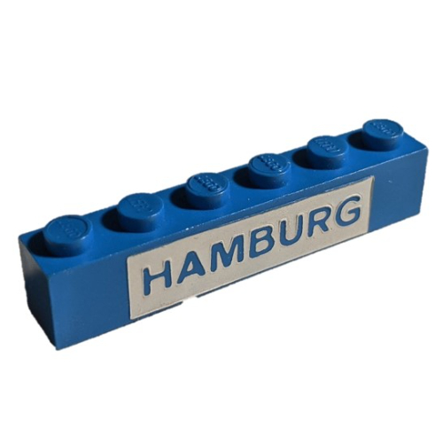 Visuel indicatif Rebrickable de Brique 1 x 6 avec motif imprimé bleu sur blanc 'HAMBURG' (Brick 1 x 6 with Blue on White 'HAMBURG' Print)