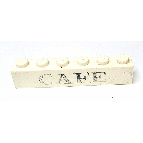 Visuel indicatif Rebrickable de Brique 1 x 6 avec inscription 'CAFE' en caractères noirs à empattement (Brick 1 x 6 with 'CAFE' Serif Black Print)