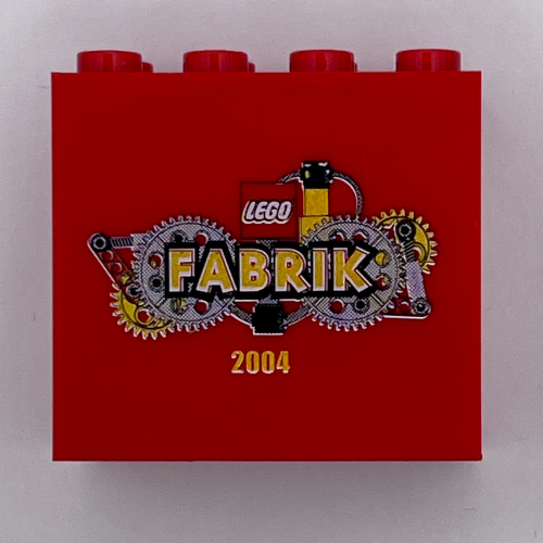 Visuel indicatif Rebrickable de Brique 2 x 4 x 3 avec motif imprimé 'LEGO FABRIK 2004' (Brick 2 x 4 x 3 with 'LEGO FABRIK 2004' Print)