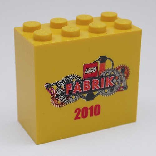 Visuel indicatif Rebrickable de Brique 2 x 4 x 3 avec motif imprimé 'LEGO Fabrik 2010' (Brick 2 x 4 x 3 with 'LEGO Fabrik 2010' Print)