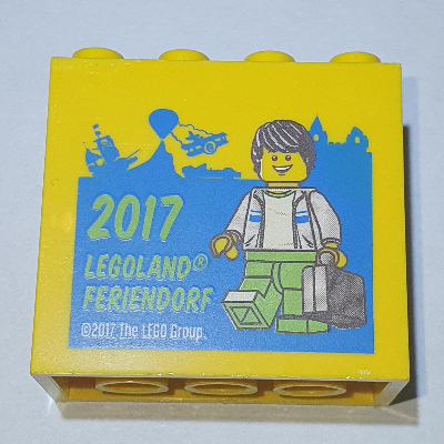 Visuel indicatif Rebrickable de Brique 2 x 4 x 3 avec 'LEGOLAND FERIENDORF 2017', minifigurine avec motif imprimé Valise (Brick 2 x 4 x 3 with 'LEGOLAND FERIENDORF 2017', Minifigure with Suitcase Print)