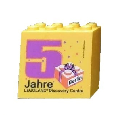 Visuel indicatif Rebrickable de Brique 2 x 4 x 3 avec motif imprimé 'LEGOLAND Discovery Centre Berlin 5 Jahre' (Brick 2 x 4 x 3 with 'LEGOLAND Discovery Centre Berlin 5 Jahre' Print)