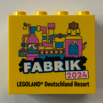 Visuel indicatif Rebrickable de Brique 2 x 4 x 3 avec motif imprimé 'LEGOLAND Deutschland Resort FABRIK 2024' (Brick 2 x 4 x 3 with 'LEGOLAND Deutschland Resort FABRIK 2024' Print)