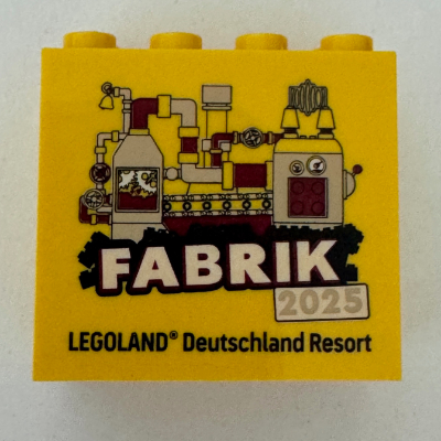 Visuel indicatif Rebrickable de Brique 2 x 4 x 3 avec motif imprimé 'LEGOLAND Deutschland Resort FABRIK 2025' (Brick 2 x 4 x 3 with 'LEGOLAND Deutschland Resort FABRIK 2025' Print)