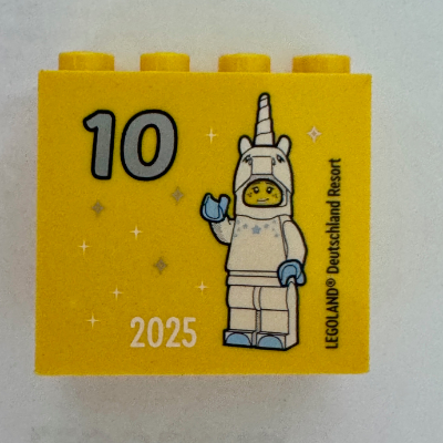 Visuel indicatif Rebrickable de Brique 2 x 4 x 3 avec motif imprimé 'LEGOLAND Deutschland Resort 10 2025', (Besuchsmeister Silber) (Brick 2 x 4 x 3 with 'LEGOLAND Deutschland Resort 10 2025', (Besuchsmeister Silber) Print)