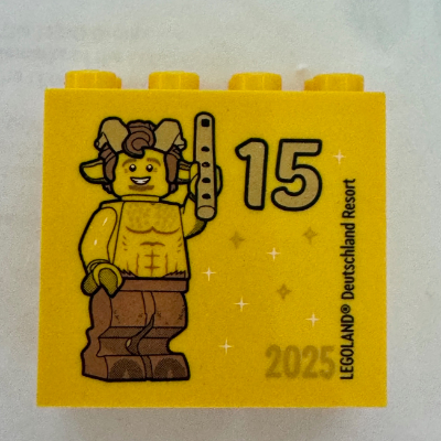 Visuel indicatif Rebrickable de Brique 2 x 4 x 3 avec motif imprimé 'LEGOLAND Deutschland Resort 15 2025', (Besuchsmeister or) (Brick 2 x 4 x 3 with 'LEGOLAND Deutschland Resort 15 2025', (Besuchsmeister Gold) Print)