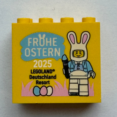 Visuel indicatif Rebrickable de Brique 2 x 4 x 3 avec motif imprimé 'FROHE OSTERN 2025 LEGOLAND Deutschland Resort' (Brick 2 x 4 x 3 with 'FROHE OSTERN 2025 LEGOLAND Deutschland Resort' Print)